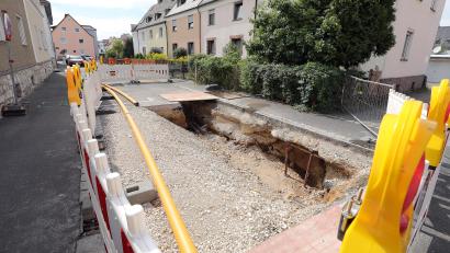 Bild: Wolfgang Steinbacher
So sieht es seit einer Woche in der Meillerstraße aus. Unter der Fahrbahn hat sich die Erde aufgetan.