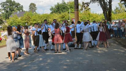 Bild: bö
Das Mühlradl dreht sich beim Baumaustanzen am neuen Kirwaplatz in Mendorferbuch – sehr zur Freunde Hunderter von Besuchern.
