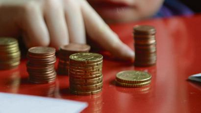 Symbolbild: Jens Kalaene/dpa
Reicht das Ersparte schon aus? Haben Kinder einen größeren Wunsch, müssen sie oft ihr Taschengeld zurücklegen.