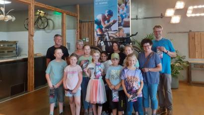Bild: Pechlattenfixner Dorftheater/exb
Eine Führung beim Fahrradhersteller Cube in Waldershof bot das Pechlattenfixner Dorftheater im Rahmen des Ferienprogramms an. Wolfgang Heider (hinten links) brachte den Kindern und ihren Betreuern viel Wissenswertes über die Firma und die Radproduktion nahe.
