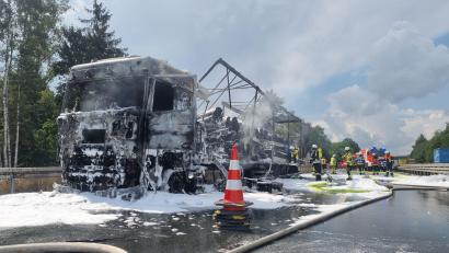 Bild: Feuerwehr Wiesau/Nico Tretter
Ein Lastwagen ist am Freitagvormittag auf der Autobahn A93 zwischen den Anschlussstellen Falkenberg und Wiesau komplett ausgebrannt. Er war mit Kühlaggregaten beladen. Der Fahrer blieb unverletzt.