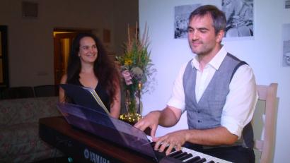 Bild: wmr
Caroline Bauernfeind hatte einen italienischen Abend in Großbüchlberg organisiert, ihr Ehemann Julian Oswald spielte auf dem E-Piano.