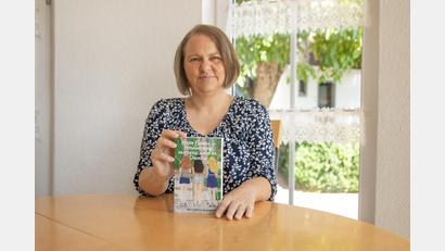 Bild: sfo
Heidi Braunreuther aus Immenreuth mit ihrem neuen Buch "Mary Engels – Mosaiksteine glitzern auch im Dunkeln", das sie selbst verlegt hat. Es handelt von der 14-jährigen Mary, die bei einem Unfall ihre Sehfähigkeit verliert.