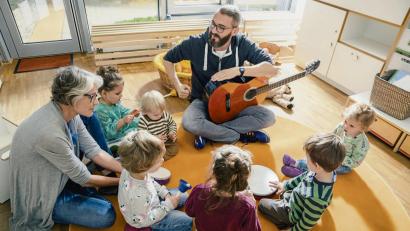 Archivbild:  Mareen Fischinger/Westend61/dpa
Interessieren sich junge Männer für den Erzieherberuf, sollte das von anderen nicht als vermeintlich geschlechtsuntypisch herausgestellt werden.