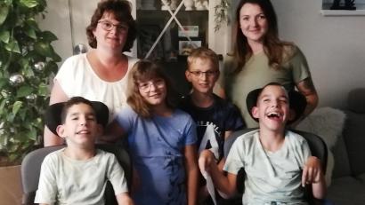 Bild:  Stefan Forster/exb
Irmgard Forster mit Kindern Simon und Anja bei der Übergabe der Spende an Sonja Witt mit Daimien und Malik, im Rollstuhl sitzend.