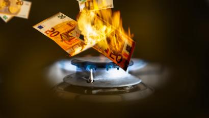 Bild: winyu / Adobe Stock
Verheizt: Gas wird teurer, Verbraucher müssen ab Herbst deutlich mehr für das Heizen mit Gas bezahlen. Auch Versorger aus der Region reagieren darauf – auf was sich Verbraucher aus der Oberpfalz einstellen müssen.