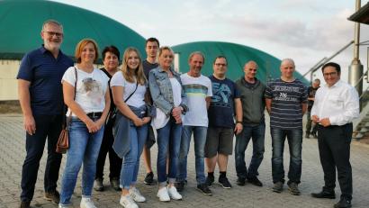 Bild: Freie Wähler Waldsassen/exb
Eine Gruppe der Freien Wähler Waldsassen um Vorsitzenden Johann Wurm (links) und MdL Tobias Gotthardt (rechts) besichtigte die Biogas-Anlage von Landwirt Martin Riedl in Kondrau.