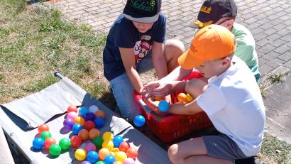Bild: fjo
Bunte Bälle, die auf einer Trage transportiert werden müssen, sind nur eine von sieben Stationen des Ferienprogramms im Ortsteil Pfrentsch.