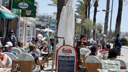 Symbolbild: Clara Margais/dpa
Kunden sitzen im Außenbereich einer Gaststätte in Palma.