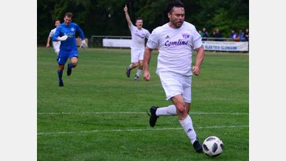 Bild: A. Schwarzmeier
Vaclav Bezdicka läuft mit dem Ball ins leere Tor: Der 49-jährige Tscheche sorgte am Samstag mit seinem Treffer in der Nachspielzeit für den 2:0-Derbysieg des TSV Detag Wernberg.
