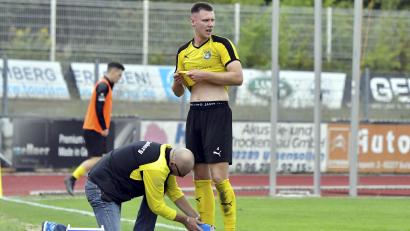 Bild: Hubert Ziegler
Von einer leichten Knöchelverletzung lässt sich Mario Schmien (rechts) nicht aufhalten: Der FC Amberg will gegen den TSV Waldkirchen in der Erfolgsspur bleiben.