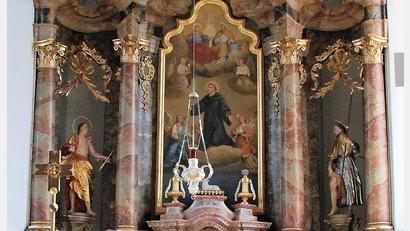 Bild: sche
Der Hochaltar in der Kirche St. Ägidius in Aschach mit dem Bild des Kirchenpatrons in der Mitte.