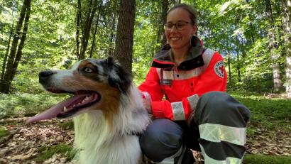Bild: eik
Hundeführerin Marie Hirsch und ihr Hund Joschi sind ein gut eingespieltes Team: Späetstens im nächsten Jahr wollen sie zur Rettunsghundeprüfung antreten.