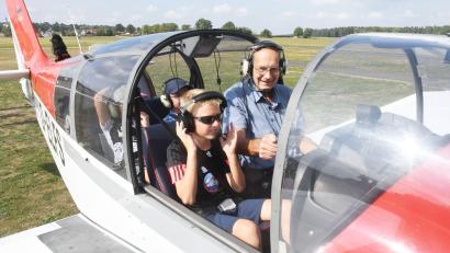 Bild: Gabriele Schönberger
Bereit machen zum Abflug: 25 Kinder sind am Freitag im durch das Ferienprogramm des Weidener Jugendzentrums auf dem Flugplatz Latsch unterwegs.
