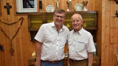 Bild: bö
Horst Kricke (rechts) aus Schmidmühlen feiert 90. Geburtstag, Dazu gratuliert ihm Bürgermeister Peter Braun.