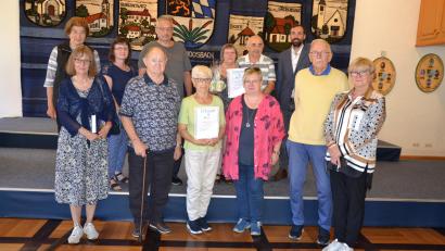 Bild: gi
Bürgermeister Armin Bulenda (Dritter von rechts) ehrt die langjährigen Urlaubsgäste und dankt ihnen für die Treue zur Urlaubsgemeinde Moosbach.