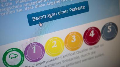 Bild: Sebastian Gollnow/dpa
Die Umweltplakette, die vielerorts in Frankreich auch unabhängig von Feinstaubalarm nötig ist, um in die jeweiligen Bereiche einzufahren.