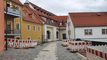 Bild: hmr
Nahezu abgeschlossen sind die Baumaßnahmen hinter dem sanierten Anwesen Brauhausstraße 2 (links) im Bereich der Mühlbühlgasse in Waldsassen.