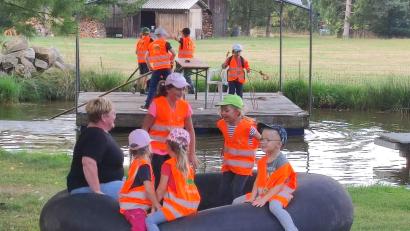 Bild: fjo
Nach Wald, Bäumen und Früchten geht's ans Toben auf Floß und Gummireifen im großen Weiher.