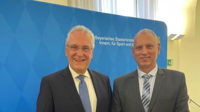 Bild: Paul Zitzmann/exb 
Maher Khedr trifft sich nach der virtuellen Übereichung des Zertifikats "Sprecher gegen Diskriminierung" auch persönlich mit Bayerns Innen- und Integrationsminister Joachim Herrmann.