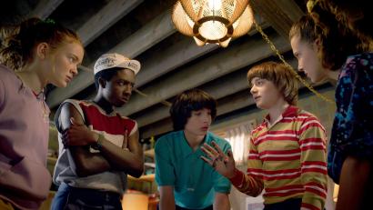 Archivbild: Netflix/dpa
Die Netflix-Serie „Stranger Things“ gehört zu den erfolgreichsten Eigenproduktionen des Streaming-Anbieters. Trotz solcher Hits verliert Netflix jedoch Abonnenten, und der Konkurrent Disney holt auf.
