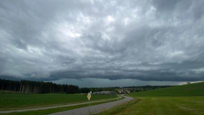 Symbolbild: Davor Knappmeyer/dpa
Dunkle Wolken ziehen vorbei und bringen Starkregen und Gewitter mit sich.