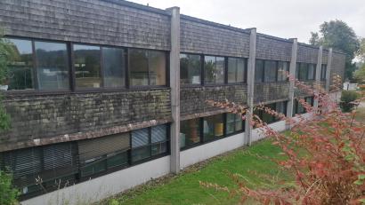 Bild: Winderl, Kristin [wrl]
Für die ehemalige Hauptschule in Schönsee wird eine passende Nachnutzung gesucht. Sie muss saniert werden.