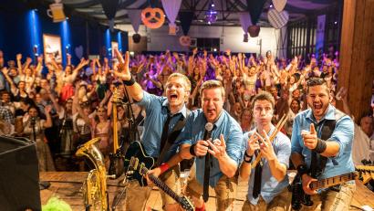 Bild: Sasan Amir/exb
Die Band Rotzlöffl mit (von links) David Sorgenfrei, Christoph Plank, Sandro Augustin und Matthias Zimmerer ist wieder zurück auf der Bühne. Die Bierzelte sind voll, die Fans nach der Corona-Zwangspause nicht weniger geworden.
