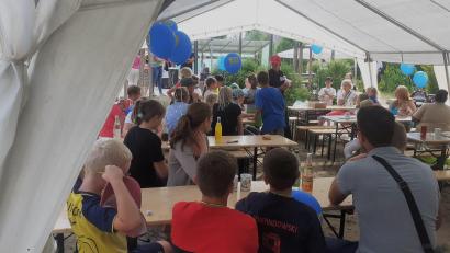 Bild: ubb
Da war ganz schön was los: Alle Hände voll zu tun gab es bei der Kinderölympiade des Lions Clubs Tirschenreuth. 150 Buben und Mädchen machten mit und sollten natürlich auch kulinarisch gut versorgt werden. Unterstützung bekam der Club von der Turngemeinschaft Tirschenreuth.