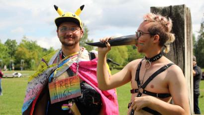 Bild: Dagmar Williamson 
Beim Christopher-Street-Day in Amberg gab es nicht nur Getränke aus dem Horn, sondern auch "Free Hugs" - also kostenlose Umarmungen.