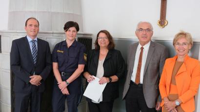 Bild: usc
In vertrauter Runde erfolgte die Verabschiedung von Christa Kelsch (von links): Walter Pilhofer, Geschäftsleiter des Landgerichts, Personalratsvorsitzende Tanja Wendl, Christa Kelsch, Landgerichtspräsident Harald Riedl und Jutta Schmiedel, Vizepräsidentin des Landgerichts.