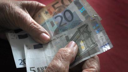 Symbolbild: Karl-Josef Hildenbrand/dpa
Eine Ambergerin hat Geld auf ein ihr unbekanntes Konto überwiesen. Ihr vermeintlicher Sohn hatte sie darum gebeten.