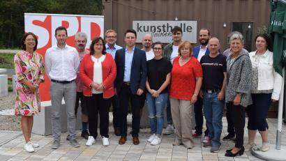Bild: bnr
MdB Marianne Schieder (Vierte von links) steht weiterhin an der Spitze des SPD-Unterbezirks Schwandorf/Cham. Als Stellvertreter stehen Franz Kopp (Zweiter von links) und Peter Wein (Sechster von links) zur Seite.
