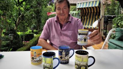 Archivbild: ubb
Franz Göhl hatte im Sommer 2021 anhand von Beispielen die Motive der Glühwein-Sammeltassen für die nächsten Jahre gezeigt. Welches Motiv in diesem Jahr an die Reihe kommt, bleibt aber ein Geheimnis. Gelüftet wird es erst kurz vor Marktbeginn.