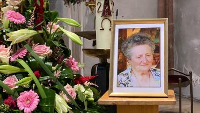 Bild: Völkl
Wie viel Wertschätzung Martha Berr von ihren Mitmenschen erfahren hat, zeigte sich beim Requiem in der Stadtpfarrkirche und in den Ansprachen, die vor der Beisetzung am Waldfriedhof gehalten wurden.