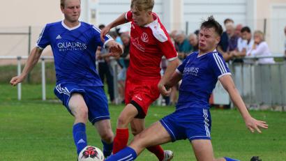 Bild: ham
Der Nabburger Finn Grünbauer (Mitte) wird hier von Lukas Kraus und Alexander Schmidl in die Zange genommen. Der TV siegte in Schmidgaden mit 4:1.