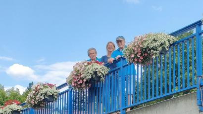 Bild: was
Der Vorsitzende des Heimatvereins Theuern, Herbert Breitkopf (links), und sein Stellvertreter Josef Pirzer (rechts), danken mit Melanie Mrugalla-Pirzer für die Pflege der Blumen auf der Vilsbrücke.