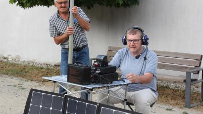 Bild: kro
Manfred Meier (rechts) und Konrad Schuller beim Aufbau ihrer Funkanlage in den „Neuen Gärten“ in Waldsassen. Strom liefern Solarzellen und Akkus.
