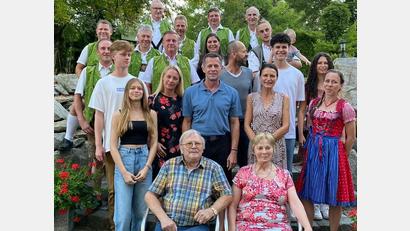 Bild: gis
Willi Prechtl (vorne, sitzend) feierte mit seiner Familie 80. Geburtstag. Auch die „Mehlmeiseler Dorfmusikanten“ (im Hintergrund) gratulierten.
