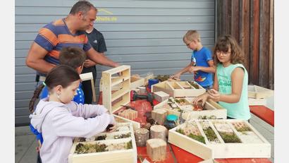 Bild: Irmgard Forster/exb
Stefan Forster hilft den Kindern beim Bauen der Insektenhotels.
