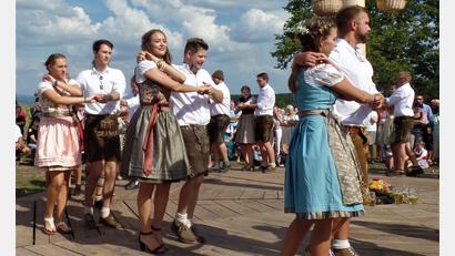 Archivbild: jml
Auch heuer wird beim Tanz um den Baum das Oberkirwapaar aus den Reihen der Weißenbrunner Kirwaleit ermittelt.