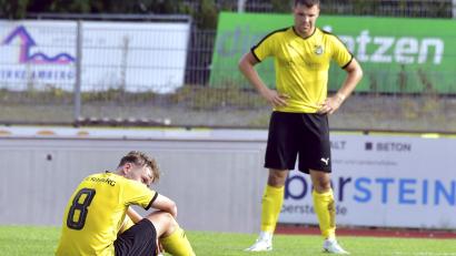 Bild: Hubert Ziegler
Fix und fertig und am Boden zerstört: die 1:4- Heimniederlage gegen den TSV Waldkirchen hat bei den Spielern des FC Amberg (im Bild Leon Kipry, links und Lukas Rubenbauer, rechts) Spuren hinterlassen.