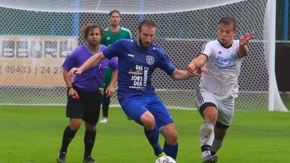 Bild: war
Nach Jahrzehnten wurden in Etzenricht neue Fußballtore aufgestellt. Den SVE-Angreifern wie Johannes Pötzl (links) brachte das weiß lackierte Aluminium kein Glück. Der SV Schwarzhofen entführte mit 2:1 die Punkte.