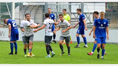 Bild: Werner Franken
David Bezdicka (mit Ball) erzielte in Würzburg bereits seinen siebten Saisontreffer. Dennoch verlor die SpVgg SV Weiden das Auswärtsspiel mit 1:2.