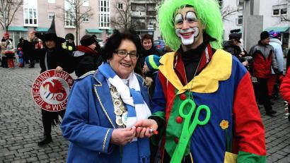 Archivbild: wro
Die Gründerin der Faschingsgesellschaft "Weiß-Blau", Irmard Hegen (links) ist in Wiesau bestens bekannt. Bei den Rosenmontagsumzügen ist sie stets vor Ort. Neben ihr steht der Mann mit den vielen bunten Kostümen, Klaus Herneczky.
