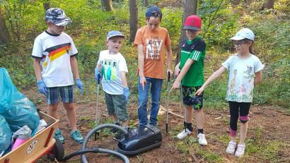 Bild: nza
Über den Fund eines Staubsaugers mitten im Wald waren die Kinder entsetzt.