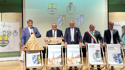 Bild: mor
Keine Partnerschaft zum Ausruhen in den Liegestühlen ist die Dreiecksbeziehung von Grafenwöhr vertreten durch Bürgermeister Edgar Knobloch (von links), Roberto Umberto Natalie dem Italienbeauftragten, Grafenwörth mit Bürgermeister Alfred Riedl, Serravalle-Pistoiese mit Bürgermeister Piero Lundardi und den Burgenländern aus Raiding mit Bürgermeister Markus Landauer.