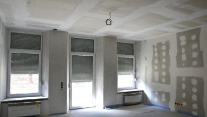 Bild: Petra Hartl
Ein Blick in ein unfertiges Zimmer: Die SGI-Gruppe hat im ehemaligen Bettenhaus des Bundeswehrkrankenhauses seit Mai 2021 nichts mehr getan.