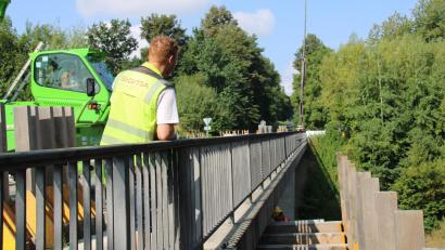 Bild: prh
Techniker Maximilian Aßmann von der Firma Sigma Ingenieure überwacht die Anbringung des Kappengerüsts an der Brücke über die A93 im Breiten Weg. Die Baumaßnahmen und die damit verbundene Vollsperrung dauert voraussichtlich bis einschließlich 2.. Dezember.