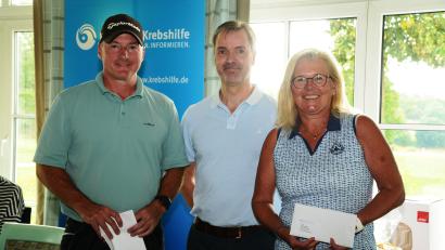 Bild: bey
Christian Greiten, Deutsche Krebshilfe (Mitte), überreicht Dieter Gradl (links) und Antje Schiener (rechts) die Siegerpreise.